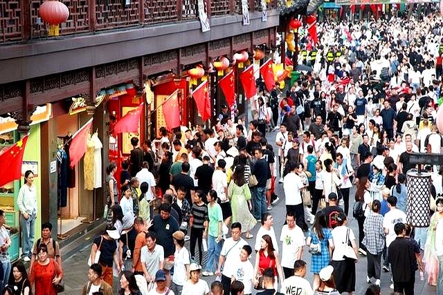 超级黄金周旅游市场预测_2025国庆节旅游人多_国庆中秋旅游消费趋势分析